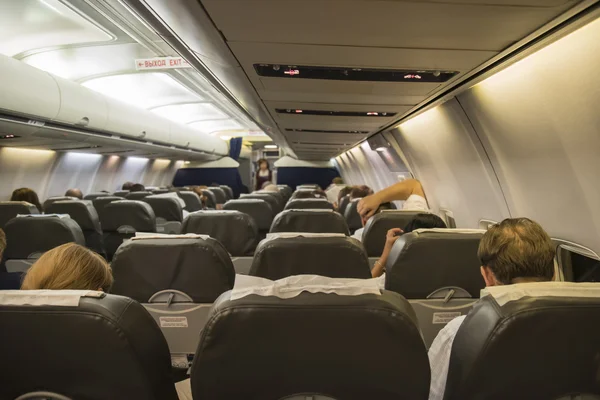 Interior del avión con pasajeros en asientos esperando taik off . — Foto de Stock