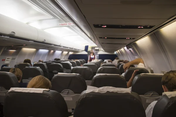 Interior do avião com passageiros em assentos à espera de descolar . — Fotografia de Stock