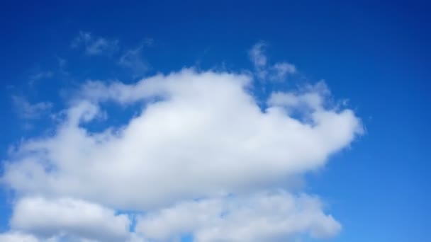 Wolken in de blauwe hemel boven de stad. Timelapse. — Stockvideo