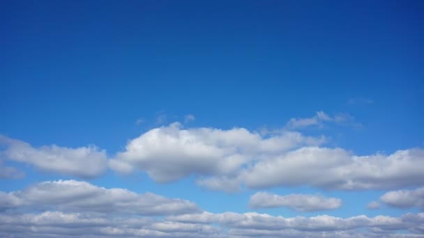 Chmury w błękitne niebo nad miastem. Timelapse. — Wideo stockowe