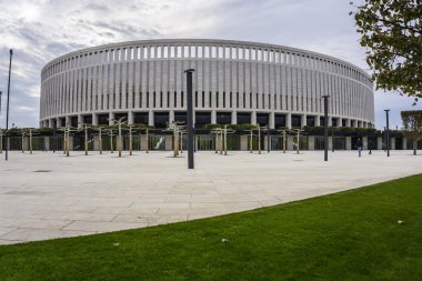 Krasnodar, Rusya - 20 Ekim 2016: Park çınar ağaçları önünde 20 Ekim 2016 üzerinde Fc Krasnodar Stadyumu