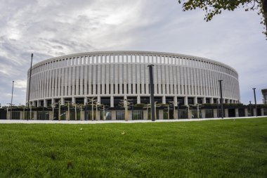 Krasnodar, Rusya - 20 Ekim 2016: Park çınar ağaçları önünde 20 Ekim 2016 üzerinde Fc Krasnodar Stadyumu