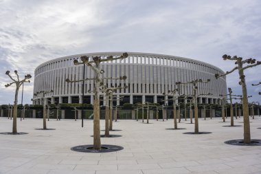 Krasnodar, Rusya - 20 Ekim 2016: Park çınar ağaçları önünde 20 Ekim 2016 üzerinde Fc Krasnodar Stadyumu