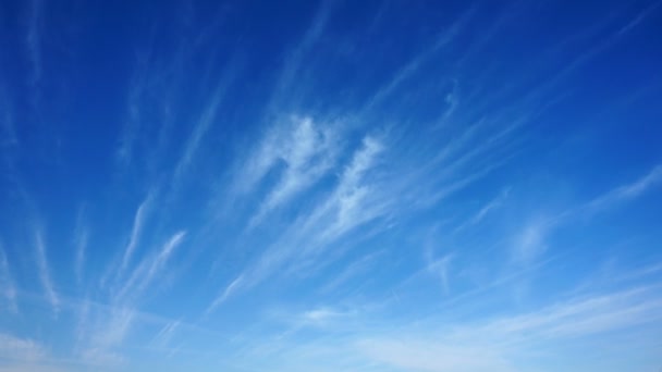 Timelapse κινούμενα σύννεφα και γαλάζιο ουρανό. — Αρχείο Βίντεο