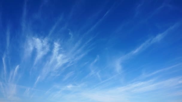 Timelapse des nuages mouvants et du ciel bleu . — Video