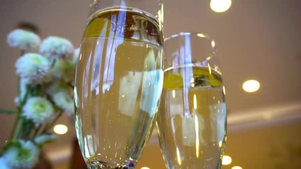 Két pohár pezsgőt, arra vár, hogy kell kézbesíteni a vendégek — Stock videók