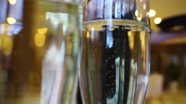 İki bardak şampanya misafirler tarafından hizmet için bekleyen — Stok video