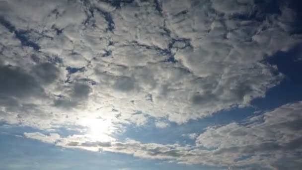 Filmu timelapse tła gorące słońce z chmurami i flary — Wideo stockowe