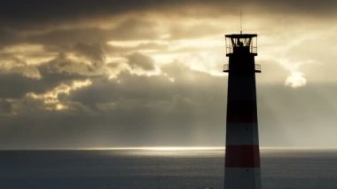 Deniz altında fırtınalı bulutlar ve arka planda gemiyle Timelapse deniz feneri