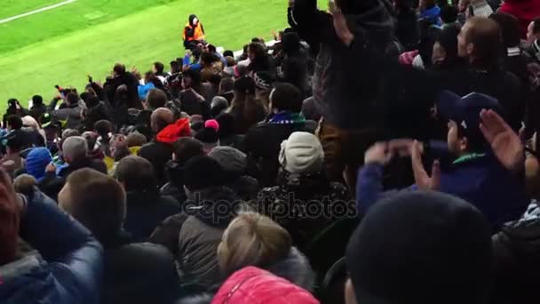 Краснодар, Россия - 6 ноября 2016 года: Фанаты играют волну футбольного матча на стадионе ФК 06 ноября 2016 года — стоковое видео