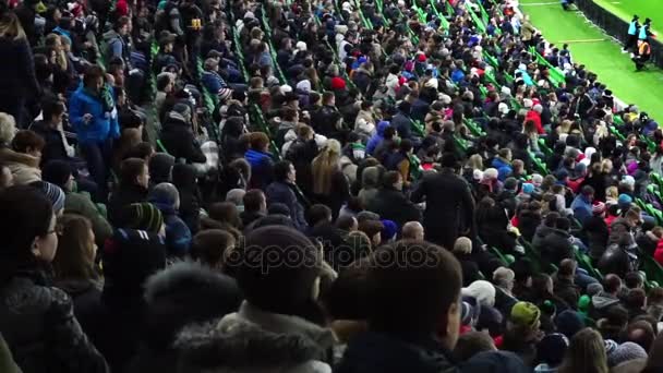 克拉斯诺达尔、 俄罗斯-2016 年 11 月 6 日︰ 球迷们正在将 2016 年 11 月 6 日的足球比赛在体育场的 Fc 波 — 图库视频影像