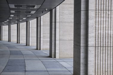 Tüf yapılan sütunlarla uzun tünel