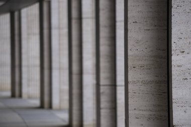 Tüf yapılan sütunlarla uzun tünel