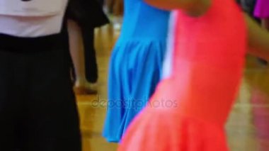 Yakın çekim bacak çiftler balo salonunda dans.