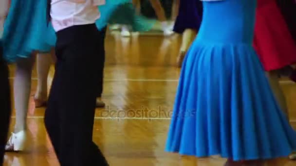 Beinahe-Nahaufnahme tanzender Paare im Ballsaal. — Stockvideo