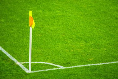 Futbol Bahçesi, tembel Rüzgar eserken köşesinde sarı bayrak.