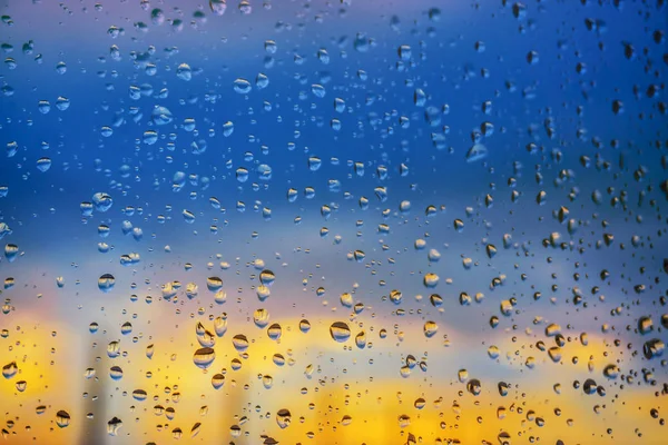Sfondo astratto. Gocce d'acqua sulla finestra . — Foto Stock