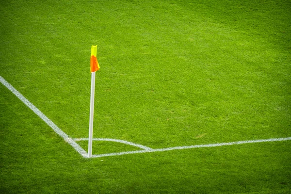 Bandera amarilla en la esquina del patio de fútbol, viento perezoso soplando . —  Fotos de Stock