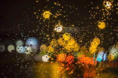 Islak gece şehir trafik görünümün arka planına penceresiyle.