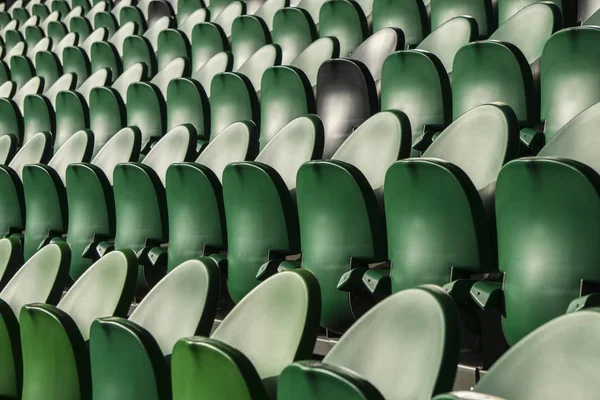 Fileiras de assentos em um estádio com cadeiras desgastadas — Fotografia de Stock