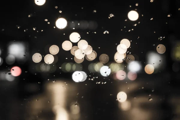 Mokrý okno s pozadím noční městské dopravy zobrazení. — Stock fotografie