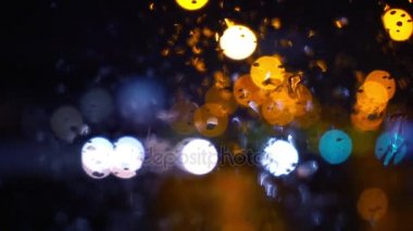 Islak gece şehir trafik görünümün arka planına penceresiyle.