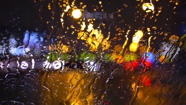 Molhe a janela com o fundo da visão noturna do tráfego da cidade . — Vídeo de Stock