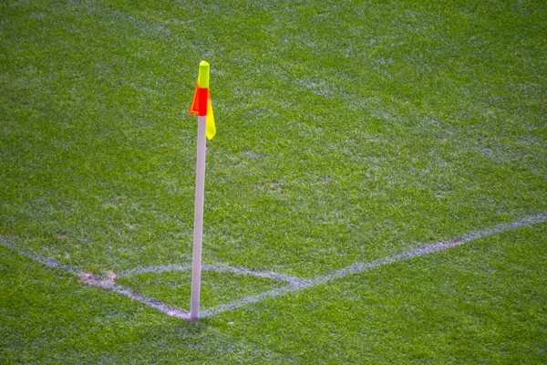 Żółtą flagę w rogu boiska piłki nożnej, leniwy, wiatr wieje. — Zdjęcie stockowe