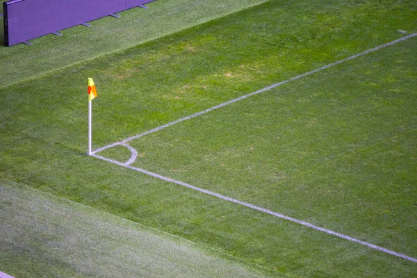 サッカー遊び場、怠惰な風が吹くの下隅に黄色の旗. — ストック写真