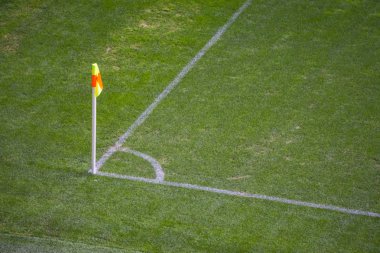 Futbol Bahçesi, tembel Rüzgar eserken köşesinde sarı bayrak.
