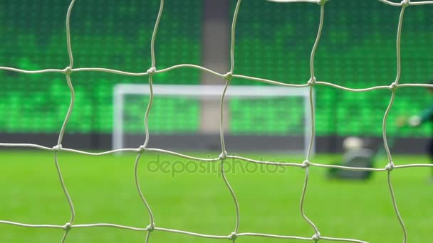 Beachsoccer-Fußballtor durch das Netz. Weltcup. — Stockvideo