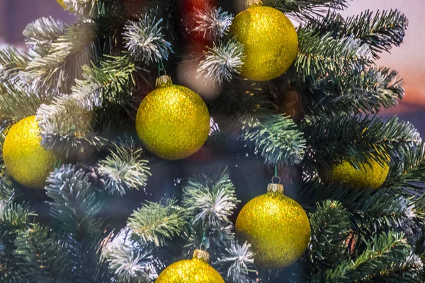 Espetáculo no centro comercial. Natal festivo fundo brilhante com bolas decorações — Fotografia de Stock