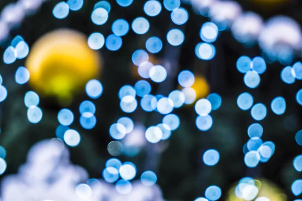 Espetáculo no centro comercial. Natal festivo fundo brilhante com bolas decorações — Fotografia de Stock