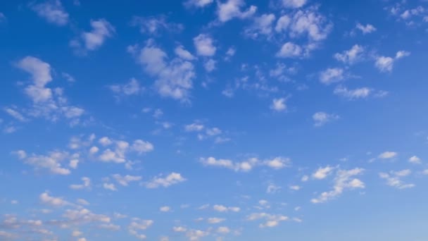 Ταινία timelapse του ουρανού πρωί με λευκό spindrift σύννεφα πάνω από την πόλη — Αρχείο Βίντεο