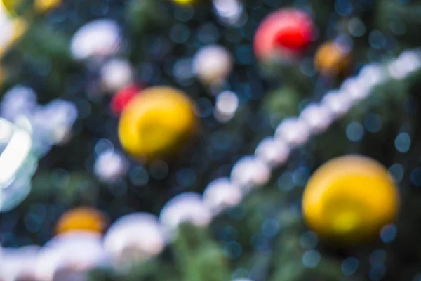 Espetáculo no centro comercial. Natal festivo fundo brilhante com bolas decorações — Fotografia de Stock
