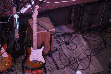 Gösteriden önce sahnede gitar