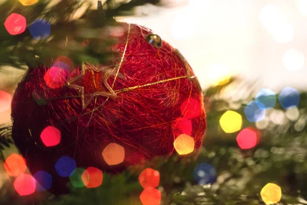 Closeup de árvore de Natal verde e decorações de bola vintage vermelho — Fotografia de Stock