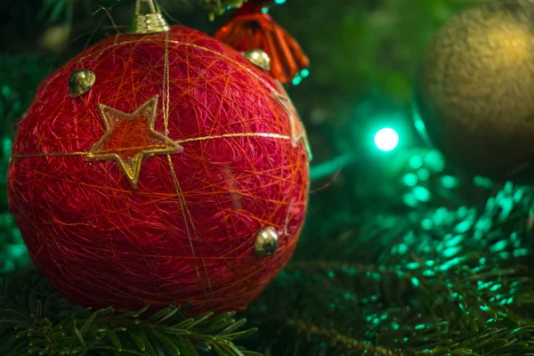 Closeup de árvore de Natal verde e decorações de bola vintage vermelho — Fotografia de Stock