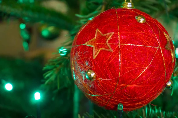 Closeup de árvore de Natal verde e decorações de bola vintage vermelho — Fotografia de Stock