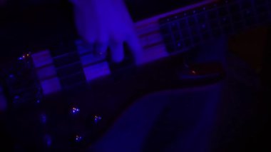 E-gitar parçası ve portre el