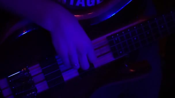 Fragmento e-guitarra y mano de primer plano — Vídeo de stock