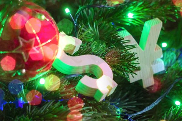Notação de câmbio. Yen, Dólar na árvore de Natal verde com decorações de bola vintage vermelho — Fotografia de Stock