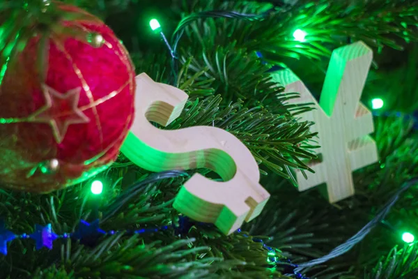 Notação de câmbio. Yen, Dólar na árvore de Natal verde com decorações de bola vintage vermelho — Fotografia de Stock