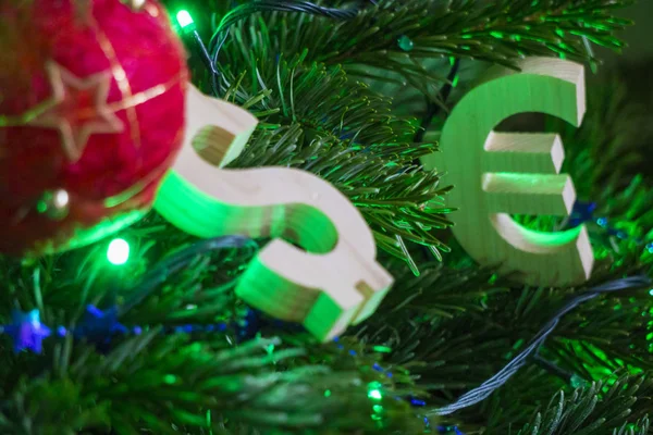 Exchange derecesi. Euro, dolar kırmızı vintage top süslemeleri ile yeşil Noel ağacı üzerinde