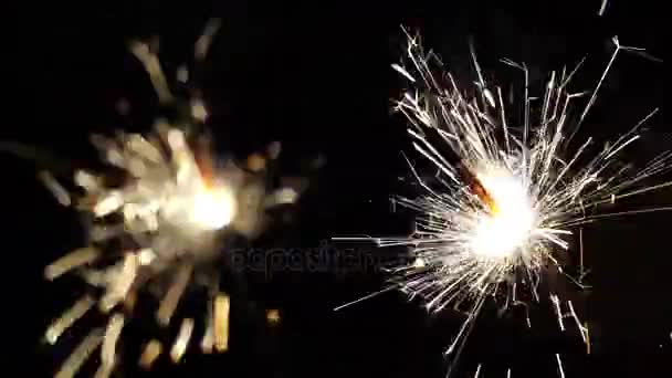 Fogos de artifício sparkler queima em macro tiro — Vídeo de Stock