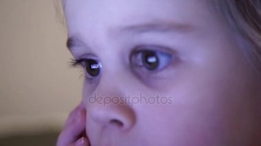 Küçük kız çizgi film izlerken gece.
