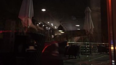 Kahve dükkanının önünde ayna, yumuşak soyut ve kavram bulanıklık