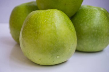 Beyaz arka plan üzerinde taze yeşil elma meyve