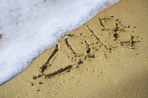 Résumé 2018 sur fond de sable de plage — Photo