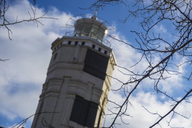 Focusless çekim vintage tek renkli deniz feneri deniz gökyüzü ve bulutlar altında